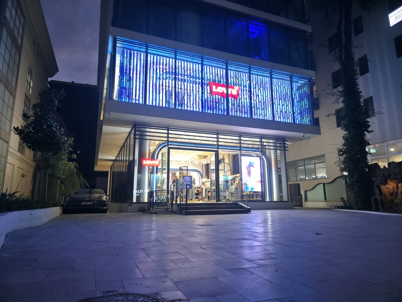 Mağaza Giydirme Fiyatları: Cephe ve Vitrin Maliyeti